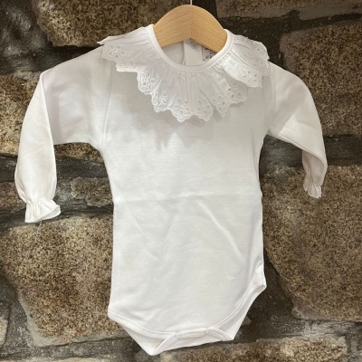 Body branco de bebé com gola de renda e mangas compridas