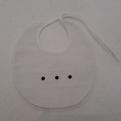 Babete branco redondo com botões pretos e renda nas bordas