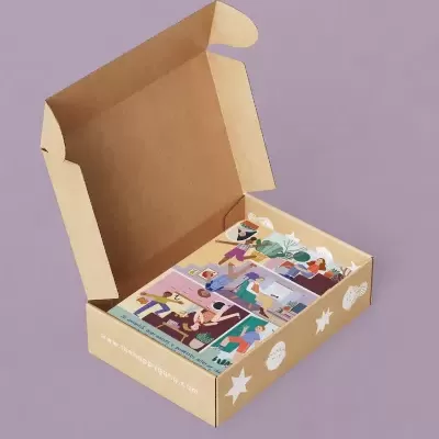 Caixa de cartão castanha aberta com ilustrações coloridas sobre fundo lavanda