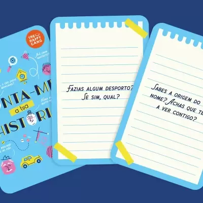 Jogo de cartas com texto em português e garrafa azul com rótulo colorido