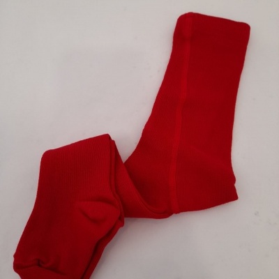 Par de meias vermelhas sobre fundo branco