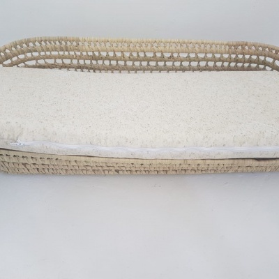 Cama para animal de estimação de palha com almofada bege clara