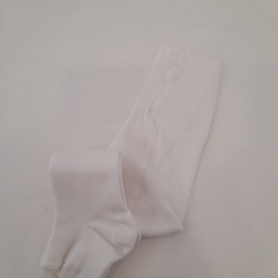 Par de meias brancas com textura lisa e costuras visíveis