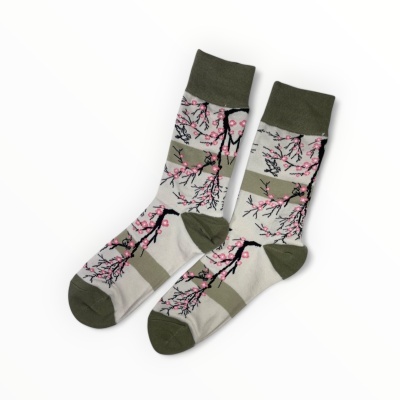Meias com padrão de galhos floridos rosa e detalhes verdes
