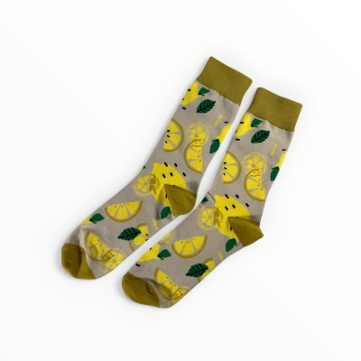 Meias cinzentas com limões amarelos e folhas verdes