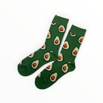 Meias verdes com padrão de abacates sobre fundo branco