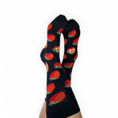 Meias pretas com pimentos vermelhos estampados