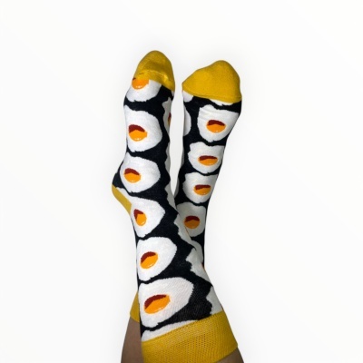 Meias com padrão de ovos estrelados em preto e amarelo