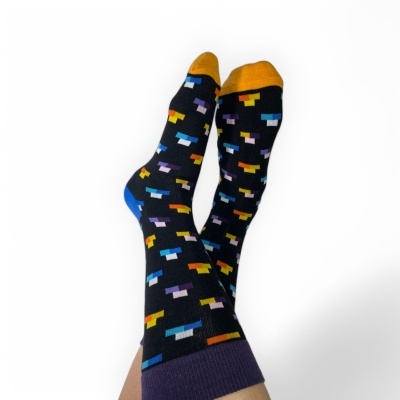 Par de meias compridas em padrão geométrico colorido