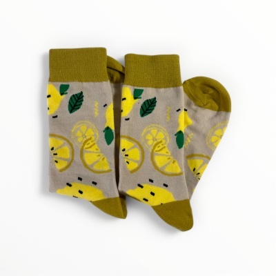 Meias cinza com padrão amarelo de limão e verde-oliva nos punhos, calcanhares e pontas.