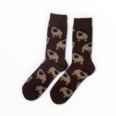 Meias castanhas com padrão de cães carlino em bege e preto