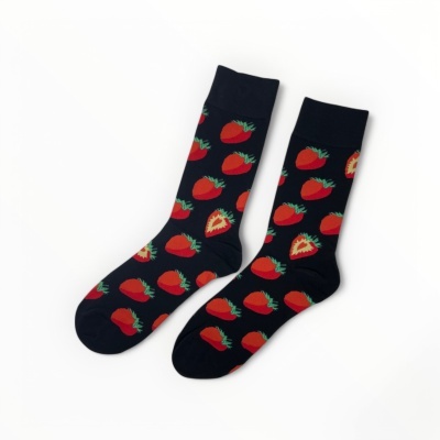 Meias pretas com padrão de morangos vermelhos e verdes