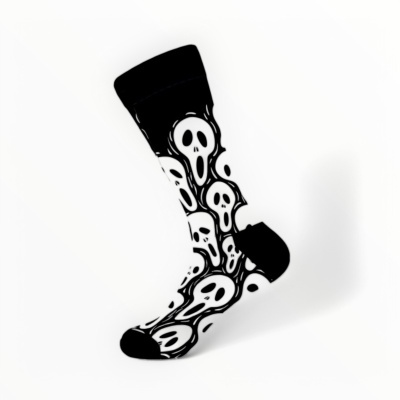 Meia preta com padrão de rostos assustados brancos