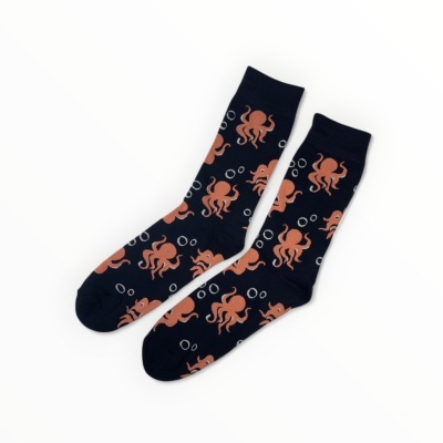 Meias pretas com padrão de polvos cor de rosa e bolhas brancas