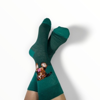 Meias verdes com bordado de cão