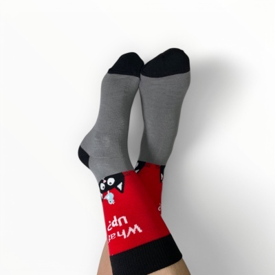 Meias cinzentas e vermelhas com desenho de gato e texto em fundo branco