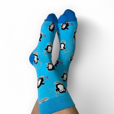 Meias azuis com padrão de pinguins e auréolas