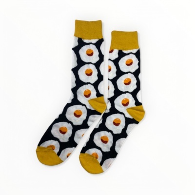 Meias com padrão de ovos estrelados e partes amarelas sobre fundo branco