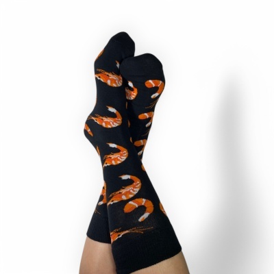 Meias pretas com padrão de peixes koi laranja e branco