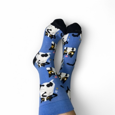 Meias azuis com padrão de vacas e detalhes pretos e amarelos