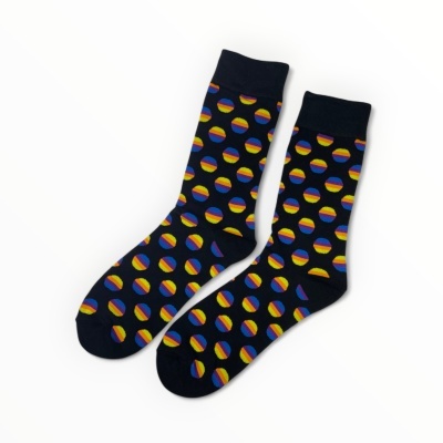 Meias pretas com padrão de círculos coloridos