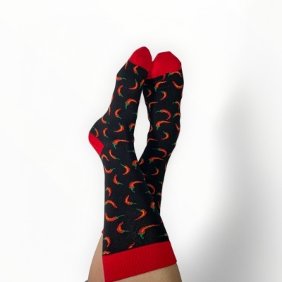 Meias pretas com padrão de pimentas e partes vermelhas