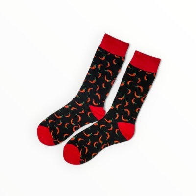 Par de meias pretas com padrão de pimentas e detalhes vermelhos
