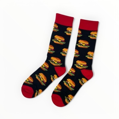 Meias pretas com padrão de hambúrgueres e detalhes vermelhos