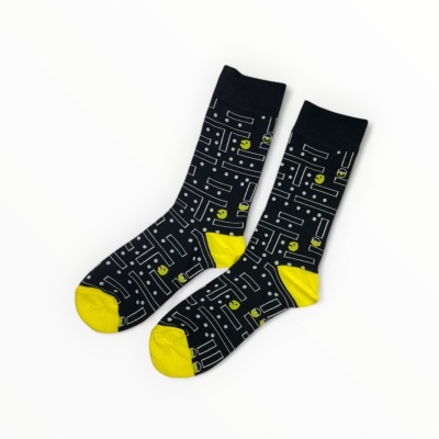 Meias pretas com padrão de labirinto branco e detalhes amarelos.