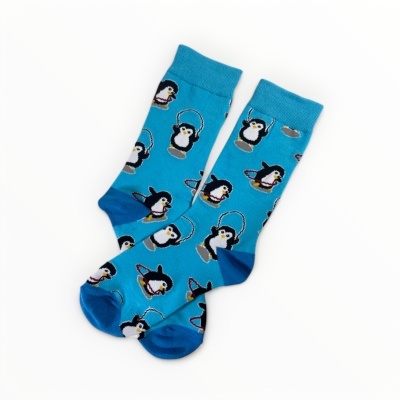 Meias azuis com padrão de pinguins segurando cordas