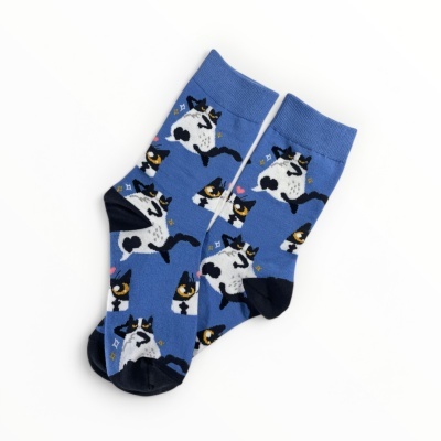 Meias azuis com gatinhos pretos e brancos e ponta preta
