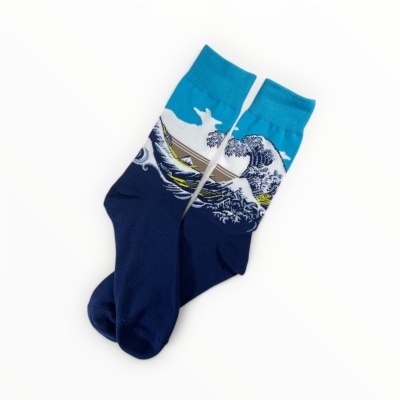 Meias azuis com padrão de ondas e barco