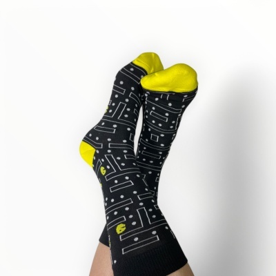 Meias pretas com padrão de circuito e detalhes amarelos