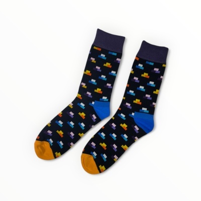 Par de meias pretas com padrão colorido e biqueira laranja