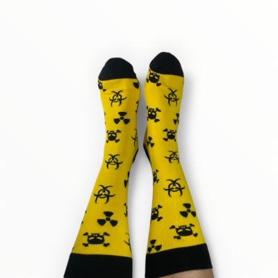 Meias amarelas com símbolos de perigo pretos num fundo branco
