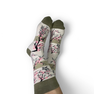 Meias compridas bege e verde com padrão de ramos florais cor-de-rosa e preto