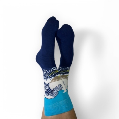 Meias coloridas com padrão de ondas em azul, branco e turquesa