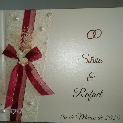 Livro de assinaturas para casamento com decoração em fita vermelha e renda bege