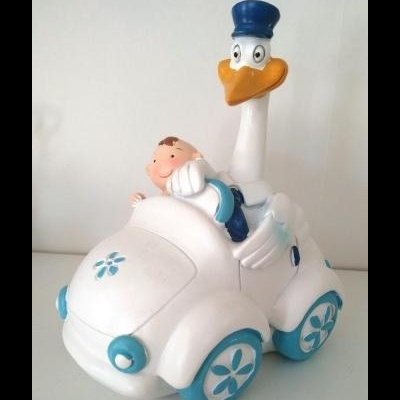 Brinquedo em forma de carro branco e azul com pato e criança sentados