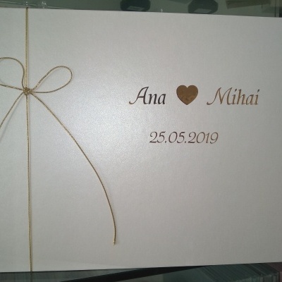 caixa branca retangular com cordão e texto gravado Ana coração Mihai 25.05.2019