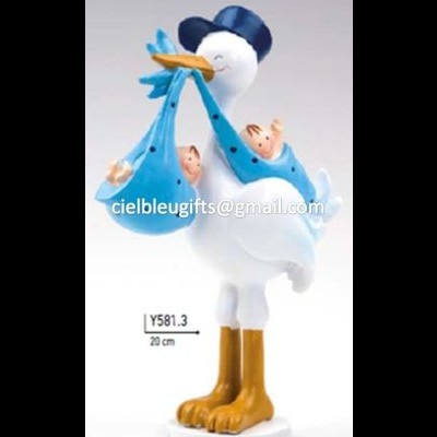 Estátua decorativa de cegonha com bebês em tecidos azuis