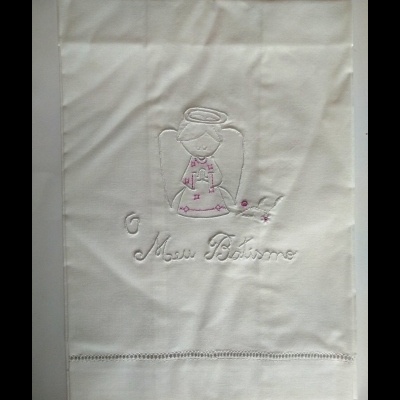 Toalha branca bordada com anjo e texto batismo