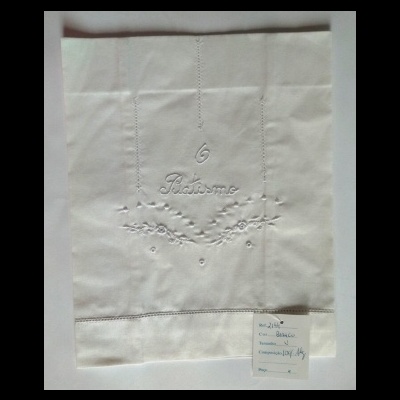 Guardanapo branco bordado com número 6 e texto Pacheco