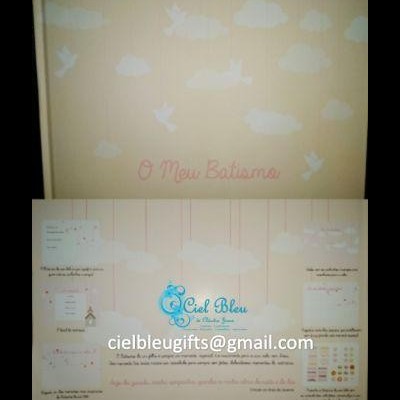 Poster de batismo com nuvens, pombas e texto em cor creme e rosa