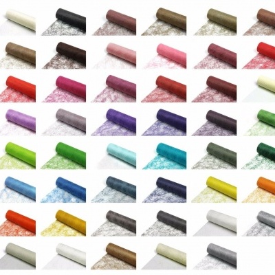 Rolos coloridos de tecido em rede ou malha organizados em matriz sobre fundo branco