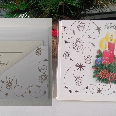 Cartão de Natal com velas e envelope decorado com texto em português