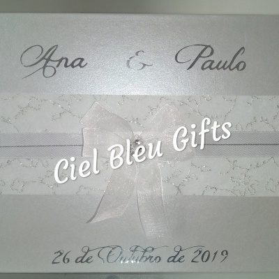 Livro branco para convidados com fita de cetim e laço, nomes Ana & Paulo e data 26 de Outubro de 2019