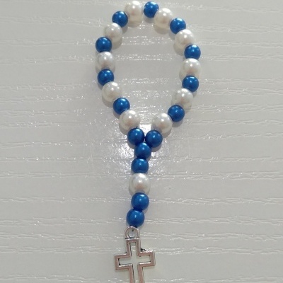 Pulseira de contas azuis e brancas com cruz prateada