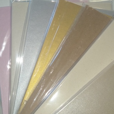 Folhas de papel colorido com acabamento brilhante embaladas em plástico