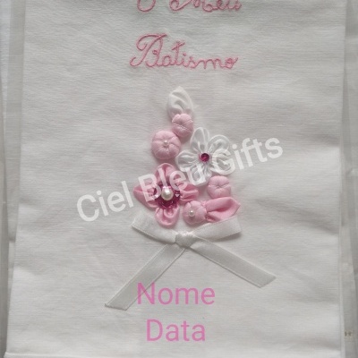 toalha branca bordada para batismo com flores rosas e texto em rosa